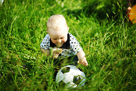 足球婴儿草地游戏幸福男生运动儿子微笑圆圈眼睛图片