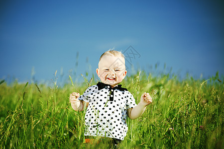青草中的男孩木头男性植物天空眼睛幸福蓝色儿子金发微笑图片
