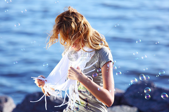 海边金发天空自由海浪微笑热带跑步蓝色旅游女孩享受图片