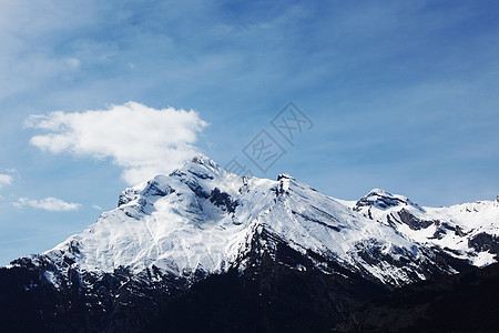 山上有高山云杉阳光冻结运动滑雪板蓝色旅行冰川暴风雪高度图片