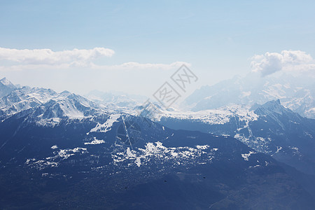 山上有高山全景冻结暴风雪远足爬坡阳光旅行单板季节运动图片