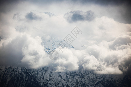山上有高山风景天空滑雪冻结蓝色阳光爬坡运动暴风雪单板图片