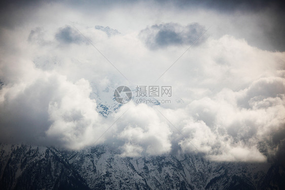 山上有高山风景天空滑雪冻结蓝色阳光爬坡运动暴风雪单板图片