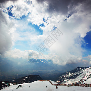 山上有高山暴风雪单板滑雪顶峰旅行冰川运动滑雪板蓝色风景图片