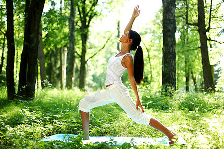 瑜伽女士饮食公园娱乐冥想运动成人姿势微笑树木图片