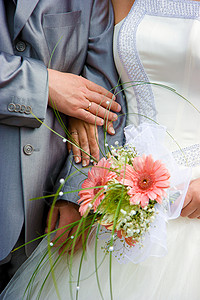 新婚夫妇庆典仪式身体婚礼花朵新人白色戒指新娘花束图片