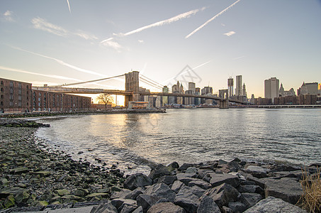 布鲁克林桥和曼哈顿天空大桥的广角视图图片