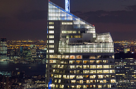 曼哈顿夜晚的现代摩天大楼图片