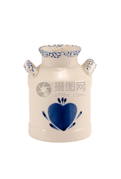 白色的蓝色心脏被孤立在白上的陶瓷花瓶图片