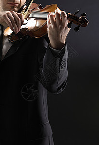 小提琴手 音乐家在黑暗背景下演奏小提琴深色独奏享受男人小提琴家音乐细绳乐器木头玩家图片