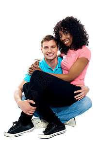 非洲青少年坐在男朋友的腿圈上图片