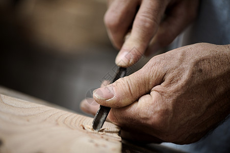 工匠的手木头爱好热情精神工艺工作浮雕雕刻工具生产图片