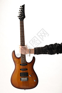 白色背景的吉他手摇滚明星风格音乐家摇滚乐音乐男士电吉他年轻人流行音乐家图片