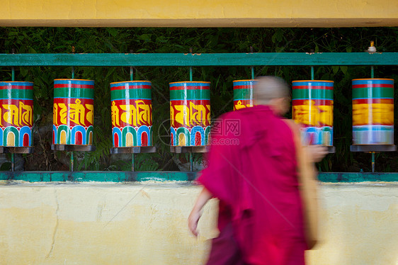 在McLeod Ganj的佛教和尚旋转祈祷车轮纺纱运动复合体佛教徒轮子宗教考拉祷告图片