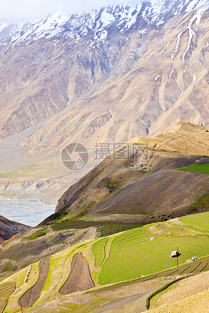 斯皮皮谷的田地景观建筑农场房屋尔邦山脉水平场景横向园艺图片