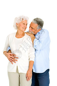 一对快乐的老夫妇的肖像休闲装女士微笑男人拥抱夫妻牛仔裤幸福胡须成年人图片