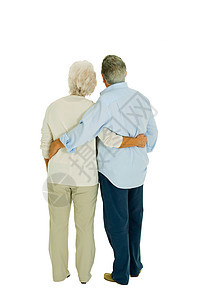 幸福的老年夫妇从后面拥抱休闲装浪漫男人夫妻白色女士成年人牛仔裤图片