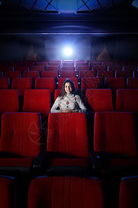 独自坐在空荡荡的电影院里的年轻美女图片
