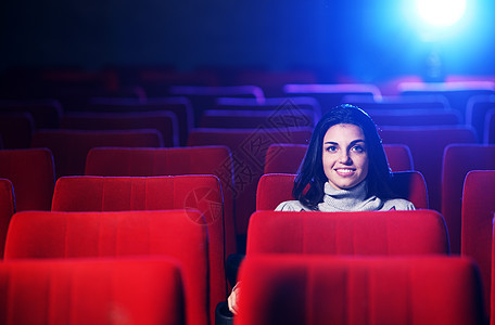 在电影院看电影 美少女一时的肖像观众女士夜生活青少年冒险展示孤独寂寞屏幕音乐图片