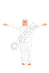 年长妇女做瑜伽老年赤脚运动装白色图片