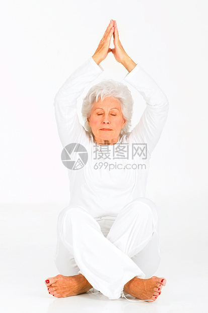 年长妇女做瑜伽眼睛运动装赤脚白色老年双手图片