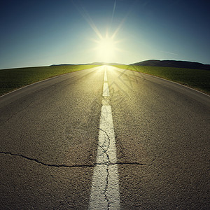 路上的黎明旅行开端爬坡自由阳光车道沥青风光孤独正方形图片