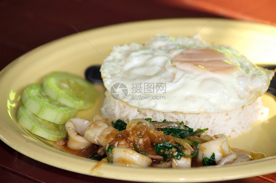 泰国快饭大米和炒鸡蛋加辣椒鱿鱼图片