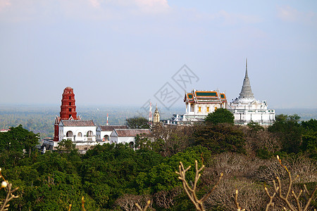 泰国Petchburi的寺庙景象文化佛教徒宝塔绿色公园白色建筑金子旅行地标图片