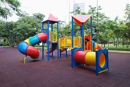 城市公园没有孩子的游乐场螺旋登山者邻里橙子社区栏杆红色楼梯橡皮天空背景图片