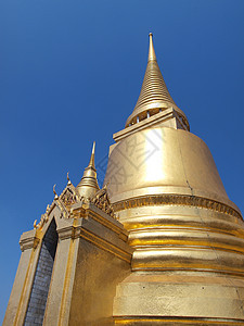 泰国曼谷大宫金塔旅游寺庙天空历史建筑学游客金子建筑雕像奢华图片