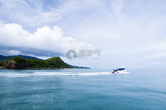 海上轮船海岸线快艇男人运动旅行地平线驾驶摩托艇发动机海浪图片