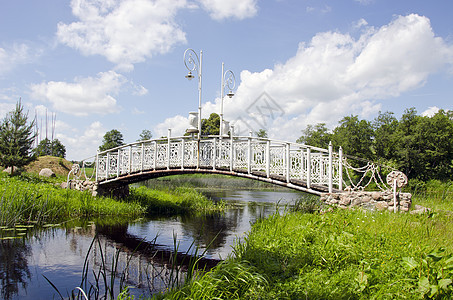 河流上的白金属桥图片