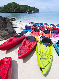 泰国Samui岛热带海滩上的Kayaks图片
