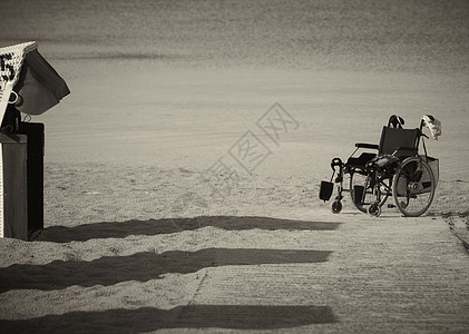 停在沙子边缘的轮椅图片