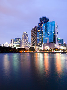 晚上在曼谷市中心市中心 夜里有天线的反射 邦克景观商业高楼建筑全景住宅天空办公室摩天大楼城市图片