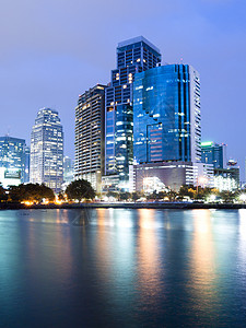 晚上在曼谷市中心市中心 夜里有天线的反射 邦克住宅摩天大楼旅游高楼公园商业阴影景观公寓天空图片