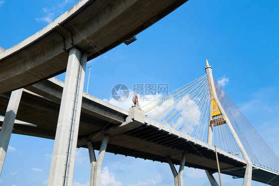 泰国的这座桥跨越了河邮政戒指蓝色吊带建造过山车天际景观商业路线图片