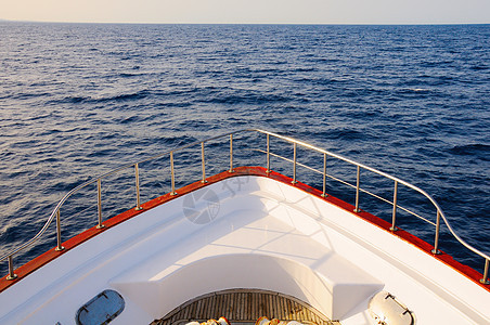 游艇在海上游艇财富巡航航行旅游旅行自由血管甲板海浪蓝色图片