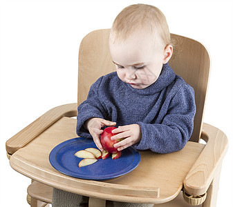 幼儿在高椅子上吃桃子水果营养品儿童餐具婴儿木头饮食高脚椅木材食物图片