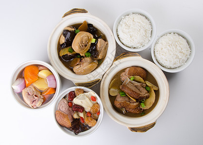 鸡肉汤和香草汤 在锅 中国食品风格午餐食物盘子沙锅装饰品胡椒格子传统蔬菜猪肉图片