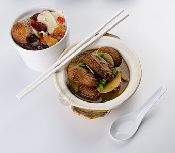 鸡肉汤和香草汤 在锅 中国食品风格传统胡椒烹饪蔬菜草本植物萝卜猪肉格子饮食午餐图片