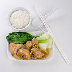 有大米和蔬菜背景的鸡肉装饰品烹饪传统草本植物土豆沙锅胡椒用餐午餐盘子图片