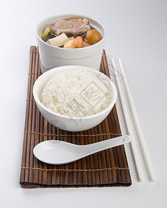 鸡肉汤和香草汤 在锅 中国食品风格土豆用餐沙锅格子装饰品餐厅蒸汽猪肉食物胡椒图片