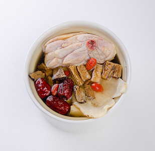鸡肉汤和香草汤 在锅 中国食品风格烹饪土豆午餐蔬菜食物蒸汽沙锅装饰品传统盘子图片