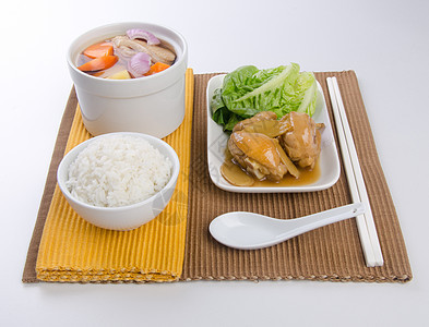 鸡肉汤和香草汤 在锅 中国食品风格蔬菜装饰品萝卜饮食蒸汽烹饪食物盘子餐厅用餐图片