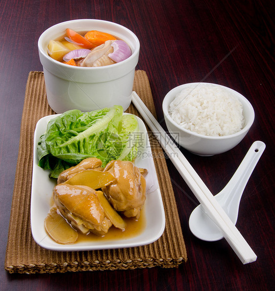 鸡肉汤和香草汤 在锅 中国食品风格猪肉蒸汽装饰品午餐传统土豆蔬菜食物盘子用餐图片