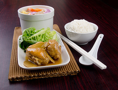 鸡肉汤和香草汤 在锅 中国食品风格猪肉烹饪沙锅胡椒蒸汽萝卜盘子土豆草本植物食物图片
