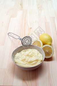 制作新鲜的蛋黄酱酱柠檬桌子敷料美味调味品奶油小吃饮食食物工作室图片