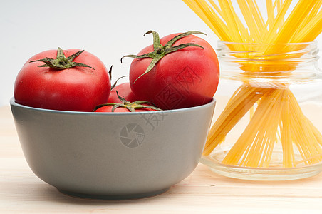 新鲜番茄和意大利面粉面条木头营养饮食午餐餐厅食物蔬菜食谱美食图片