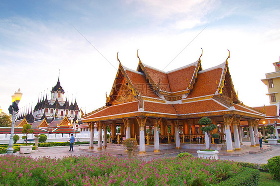 泰国建筑 拉特沙纳达瓦 洛哈普拉萨特晴天黄色瓦片胜地旅游寺庙景点阳光吸引力瓷砖图片